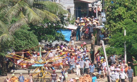 Giả định đối phó với sóng thần mang mật danh “ST-12” - 2 Người dân ồ ạt đi sơ tán, chạy sóng thần