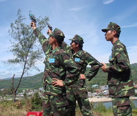 Giả định đối phó với sóng thần mang mật danh “ST-12” - 1 Bắn pháo sáng báo hiệu