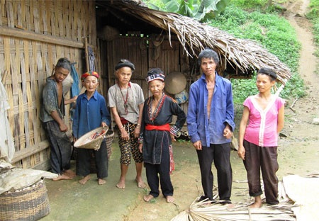 Mẹ già mù 90 tuổi nuôi 4 con câm, ngẩn ngơ - 1 Cụ Mong (cầm nón) cùng đàn con câm mà đến bây giờ cụ vẫn phải chăm bẵm như chăm con nhỏ