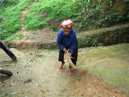 Mẹ già mù 90 tuổi nuôi 4 con câm, ngẩn ngơ - 4 Mù lòa, tuổi cao sức yếu nhưng gánh nặng của cụ Mong vẫn đè nặng trên hai vai