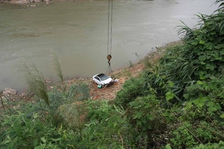 Sương mù dày đặc, “xế hộp” lao thẳng xuống sông - 1 Chiếc xe ôtô lao thẳng xuống dòng sông Đak Rông.