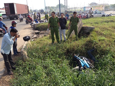 Hiện
trường phát hiện nạn nhân cùng chiếc xe máy dưới hố sâu