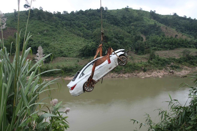 Sương mù dày đặc, “xế hộp” lao thẳng xuống sông - 2 Phải sử dụng cần cẩu để đưa chiếc xe lên bờ.
