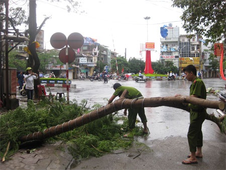 Bão quét qua các tỉnh miền Bắc, 10 người mất tích - 2 Bão quét qua các tỉnh miền Bắc, 10 người mất tích
