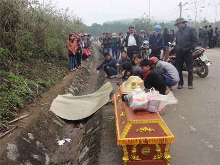 Người thân lo hậu sự cho nạn nhân