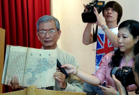 “Địa dư đồ khảo” của Trung Quốc không có Hoàng Sa, Trường Sa - 2 Nhà nghiên cứu Trần
Đình Sơn giới thiệu Địa dư đồ khảo. Ảnh: TTXVN.