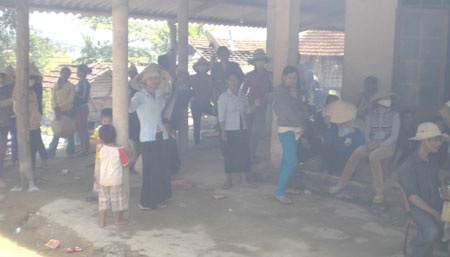 Quảng Ngãi: 3 người chết, 13 người mờ mắt nghi do thuốc diệt cỏ