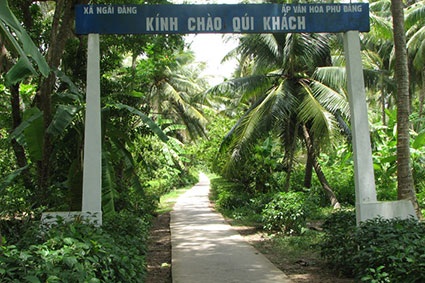 “Bóng ma” HIV ở một xóm “nhà lành” - 1 Ấp văn hóa Phú Đăng
thường xuyên vắng hoe.