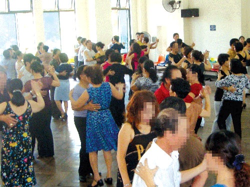 Giá của tình hờ - 1 Các sàn nhảy vốn lành mạnh song có không ít người đến đây không chỉ để nhảy