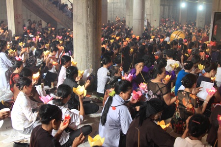 Siêu sinh trong lòng Đại bảo tháp - 10 Các phật tử đẩy nhanh tiến độ làm đèn hoa đăng phục vụ lễ cầu siêu.