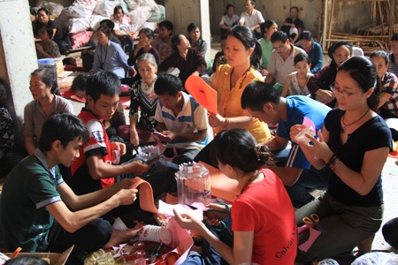 Siêu sinh trong lòng Đại bảo tháp - 9 Các phật tử đẩy nhanh tiến độ làm đèn hoa đăng phục vụ lễ cầu siêu.