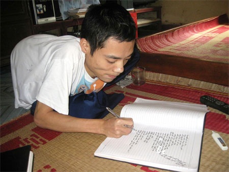 Thịnh khó nhọc viết những vần thơ