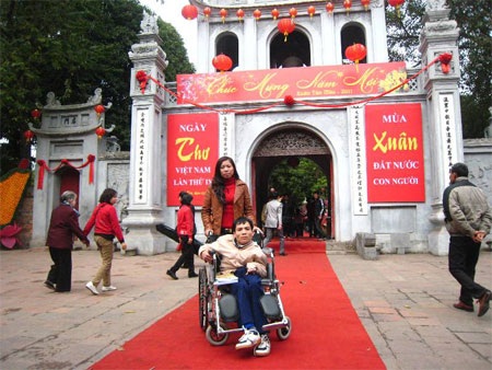 Thịnh tới Văn Miếu Quốc Tử Giám dự Ngày thơ Việt Nam