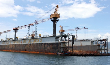 Buộc di dời tàu trăm tỉ “nằm ì” trên vùng biển Khánh Hòa - 2 Venture Dock 2