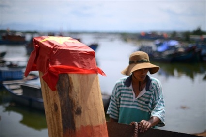 Cờ tổ quốc trên con tàu đóng mới - 1 Cờ tổ quốc thay cho vuông vải đỏ đặt trên mũi tàu.