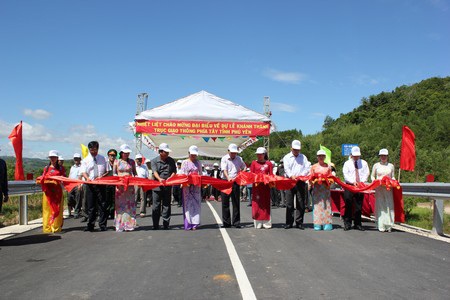 Quang cảnh lễ khánh thành Trục giao thông phía Tây Phú Yên