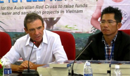 “Siêu marathon” người Úc hoàn thành hành trình chạy bộ dọc Việt Nam - 1 Ông Pat Farmer (áo trắng) chia sẻ về hành trình chạy bộ dọc mảnh đất hình chữ S của mình