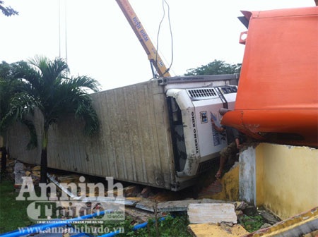 Tài xế ngủ gật, xe container... đâm sập tường trường học - 1 Hiện trường vụ tai nạn giao thông