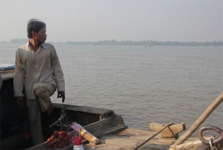 Người đàn ông 36 giờ quay quắt tìm vợ con trên sông - 1 Anh Bình ngóng ra dòng sông Đồng Nai rộng lớn cầu mong sớm tìm được thi thể vợ con
