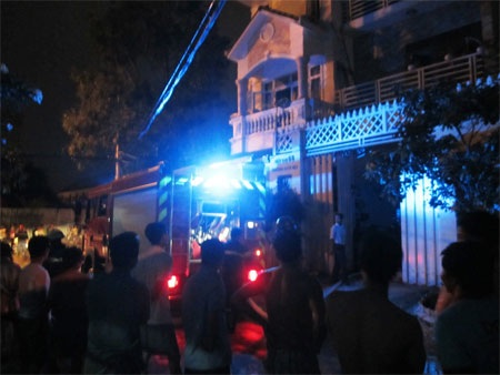 Giải cứu cụ bà cùng 4 cháu nhỏ trong biệt thự cháy - 1 Giải cứu nạn nhân và dập lửa