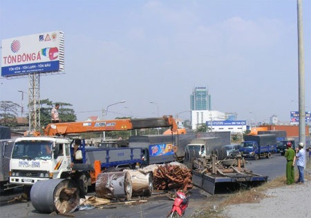 Xe tải “chỏng vó”, hàng chục tấn thép tràn đường - 1 Hiện trường vụ tai nạn