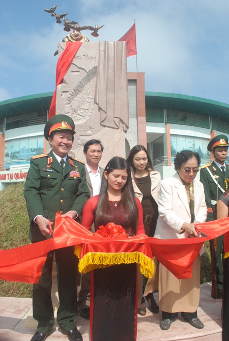 Khánh thành công trình tượng đài Hoài niệm - 1 Khánh thành công trình tượng đài Hoài niệm