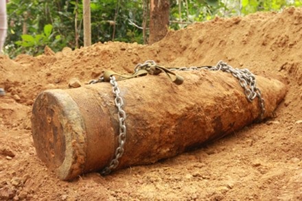 Quả đạn pháo 16 inch được phát hiện. Ảnh: Hưng Thơ