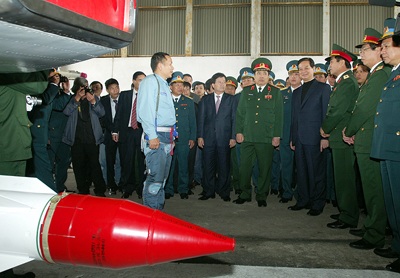Thủ tướng Nguyễn Tấn Dũng trò chuyện với các phi công lái máy bay Su-30MK2