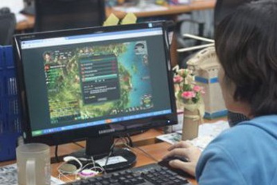 Ghi hình, phát sóng công khai công chức chơi game trong giờ làm việc - 1 Nhiều cán bộ công chức giết thời gian công sở bằng cách chơi game (Ảnh minh họa: Lao động)