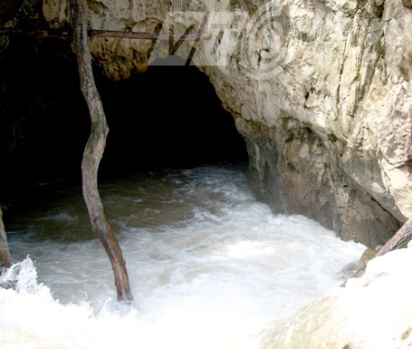 Mùa mưa, nước từ trong hang Hằng chảy cuồn cuộn ra ngoài