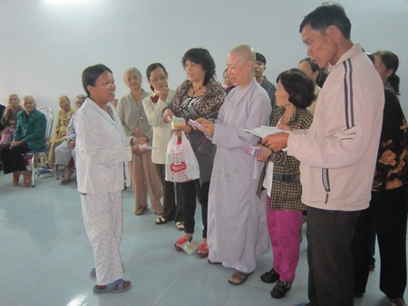 Làng Vân “rầu rĩ” ngóng Tết - 2 Cuộc sống chỉ rộn ràng hơn khi có các đoàn từ thiện tới trao quà