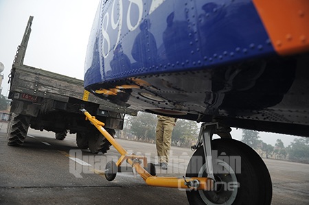 Cảnh sát biển Việt Nam tiếp nhận máy bay tuần tra biển - 8 Máy bay được lai dắt vào khu vực kỹ thuật.