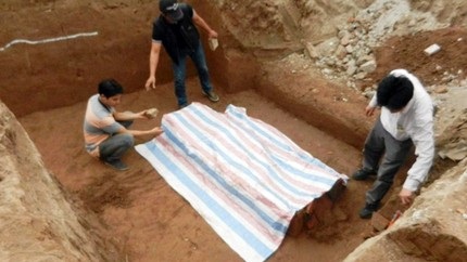 Hà Nội: Tìm thấy ngôi mộ cổ tại nút giao Đào Tấn - Bưởi - 1 Ngôi mộ cổ vừa phát hiện đang được các nhà khoa học che bạt bảo vệ