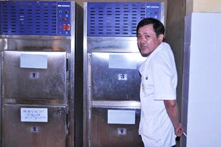 Gặp “Chuyên gia trang điểm” cho những xác người - 1 Ông Điểm bên những ngăn lạnh bảo quản người chết.
