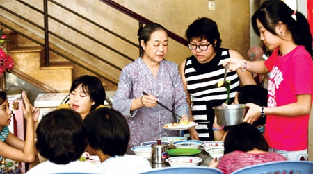 Vị sư nữ và mười cô con gái - 1 Sư nữ Kim Liên quây quần bên các con. Ảnh: Hồng Thái