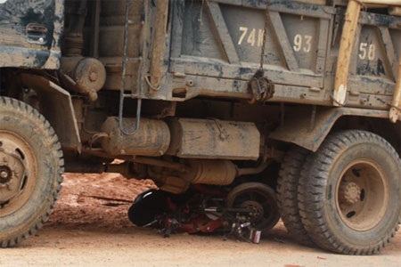 Hai thanh niên tử vong sau cú va chạm (Ảnh: Nguyễn Tuấn)