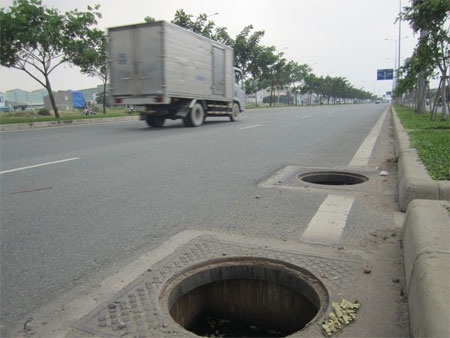 Nắp cống trên đại lộ tiếp tục “bốc hơi” - 1 Những nắp cống vẫn tiếp tục biến mất