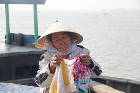 Người đàn ông 36 giờ quay quắt tìm vợ con trên sông - 2 Mẹ anh Bình nhìn lại quần áo của đứa cháu nội vắn số mà không kìm được nước mắt