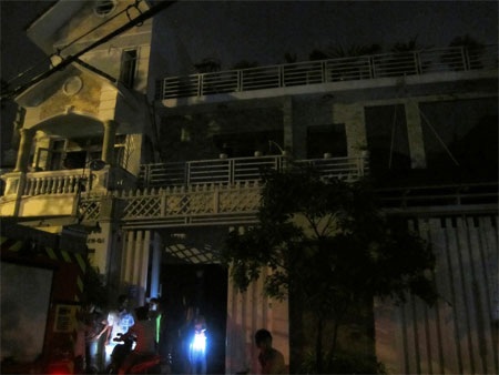 Giải cứu cụ bà cùng 4 cháu nhỏ trong biệt thự cháy - 2 Tầng 2 của ngôi biệt thự nơi các cháu nhỏ có ý định nhảy xuống đất thoát thân