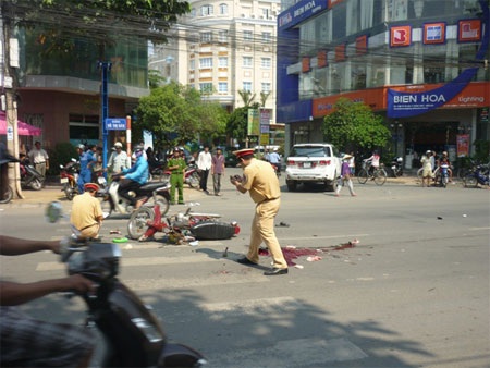 Ngã ra đường, ông Hoàn bị xe tải cán tử vong (Ảnh: Minh Hậu)