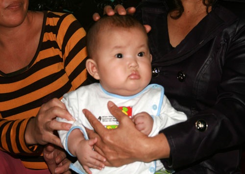 Cháu bé hơn 3 tháng tuổi “biết nói” gây xôn xao dư luận.