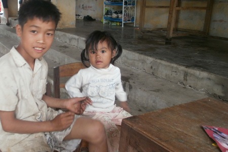 Ở nơi xa nhất và nghèo nhất thủ đô - 2 Những khuôn mặt thơ ngây còn ngập trong cái nghèo.