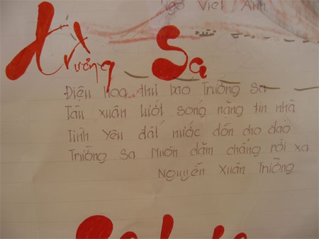 Một bài thơ được đăng trên tờ báo tường Mừng Đảng Mừng Xuân của quân dân trên đảo Trường Sa