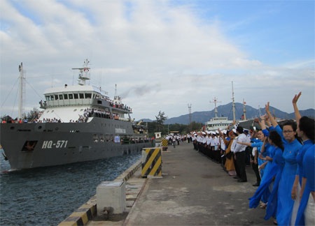 Tiễn đoàn tàu mang theo mùa xuân đất liền ra Trường Sa