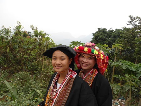 Lang thang miền gái đẹp - 1 Vẻ đẹp tự nhiên, mộc mạc, không cần nhờ vào son phấn, của những thiếu nữ người Dao ở bản Mậu
