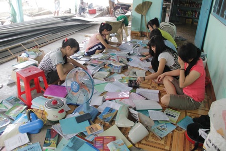 Lốc “lạ” giữa mùa đông thổi tung mái dãy nhà trọ - 5 ... nhưng sách vở đã bị mưa lốc làm ướt, hỏng.