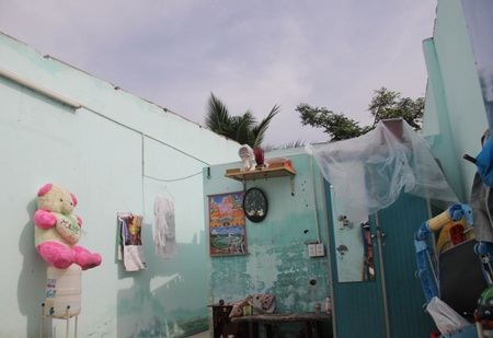 Lốc “lạ” giữa mùa đông thổi tung mái dãy nhà trọ - 4 Các phòng trọ sinh viên tuy không có nhiều tài sản giá trị...