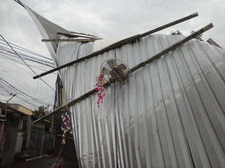 Lốc “lạ” giữa mùa đông thổi tung mái dãy nhà trọ - 1 Cả dãy 5 nhà trọ bị tốc mái, nước mưa làm hư hại hết tài sản