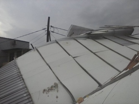 Lốc “lạ” giữa mùa đông thổi tung mái dãy nhà trọ - 2 Cả dãy 5 nhà trọ bị tốc mái, nước mưa làm hư hại hết tài sản