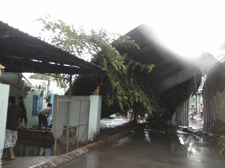 Lốc “lạ” giữa mùa đông thổi tung mái dãy nhà trọ - 3 Cả dãy 5 nhà trọ bị tốc mái, nước mưa làm hư hại hết tài sản